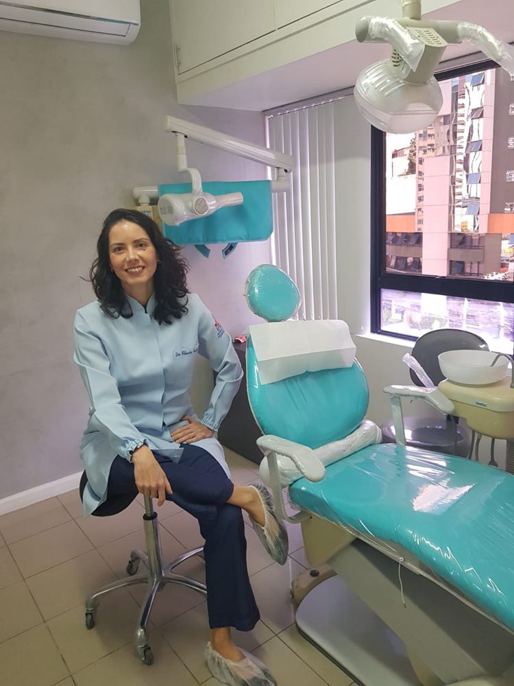 Dra. Cláudia Cunha no consultório