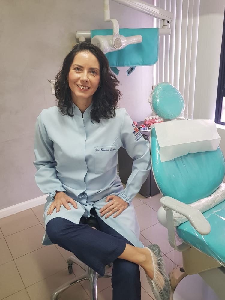 Dra. Cláudia Cunha no consultório da Odontocare